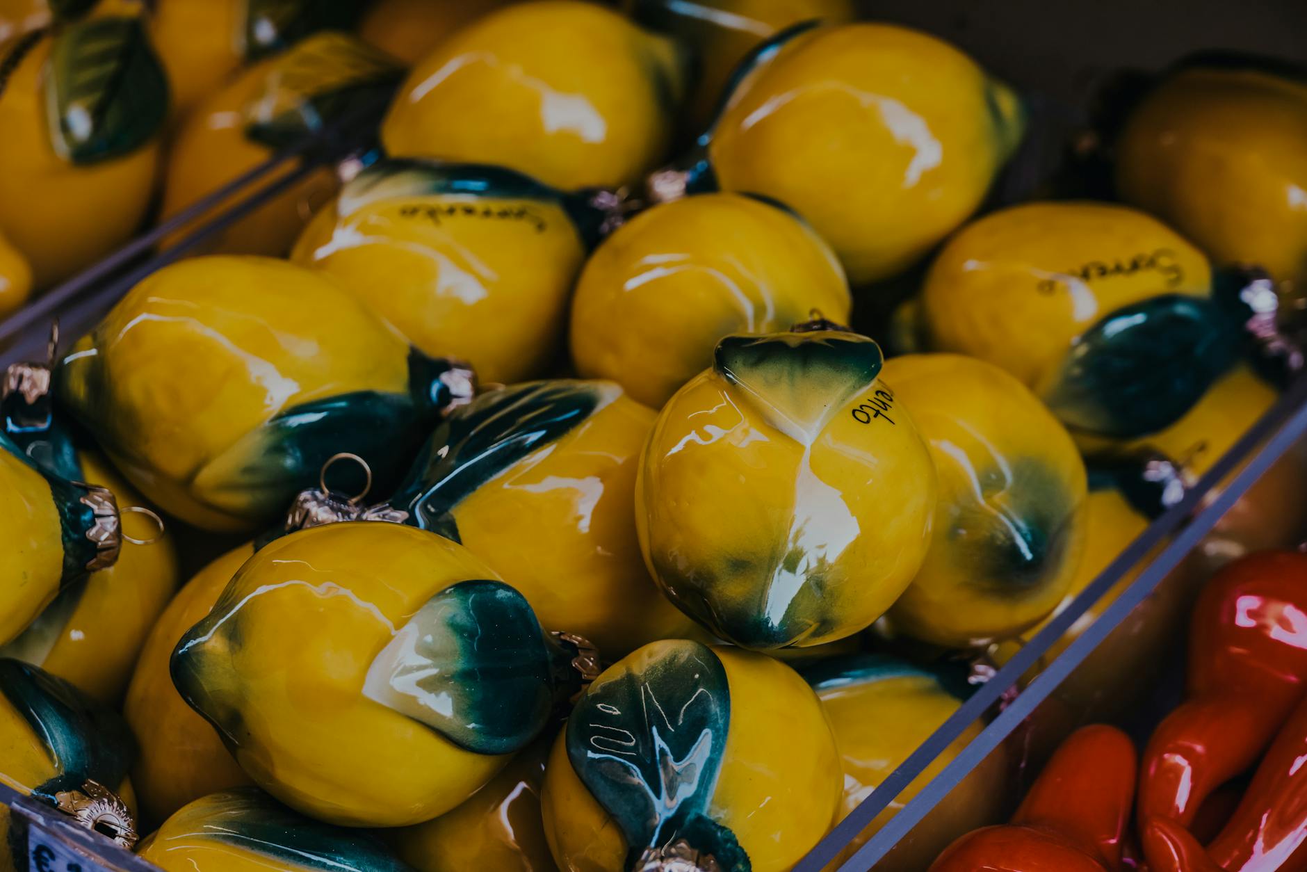 Limoni freschi accanto a libri impilati, simbolo di scoperta e rinnovamento nella relazione