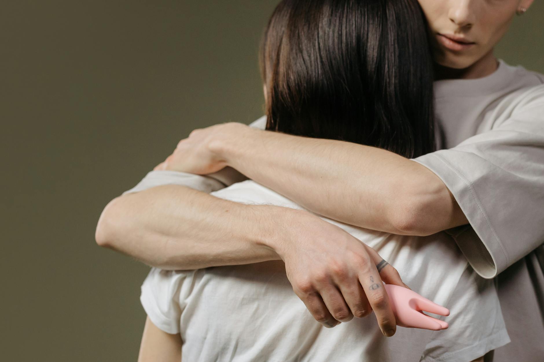 Coppia che si abbraccia in intimità, evidenziando vulnerabilità e connessione reale